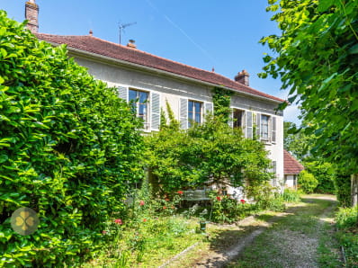Belle maison bourgeoise avec un grand terrain en centre-ville