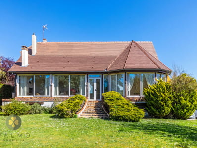 Belle maison aves de beaux volumes et un sous-sol total